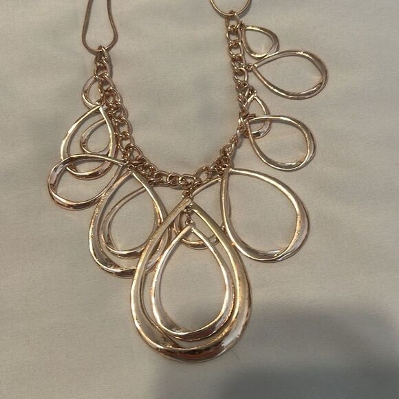 NWT Worthington rose gold colored teardrop loopy necklace - Picture 6 of 8